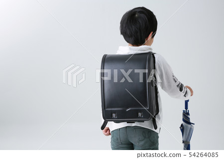 運載在白色背景的一個小學男孩一個書包拿著一把傘 運載在白色背景的一個小學男孩一個書包拿著一把傘 54264085