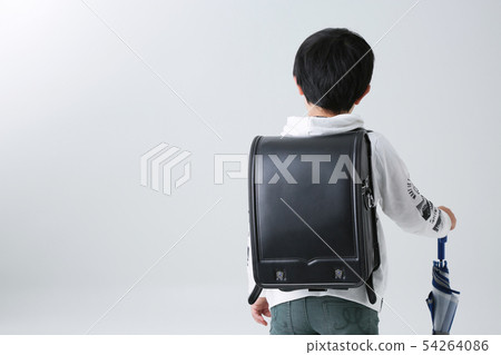 運載在白色背景的一個小學男孩一個書包拿著一把傘 運載在白色背景的一個小學男孩一個書包拿著一把傘 54264086