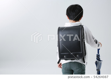 運載在白色背景的一個小學男孩一個書包拿著一把傘 54264087