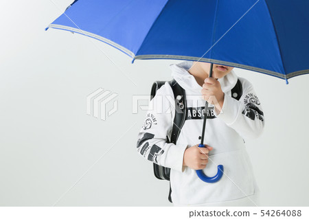 運載在白色背景的一個小學男孩一個書包拿著一把傘 運載在白色背景的一個小學男孩一個書包拿著一把傘 54264088