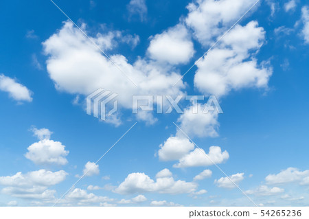在雨季期間的清楚的天空天空雲彩拷貝空間積云初夏天空大拷貝空間 54265236