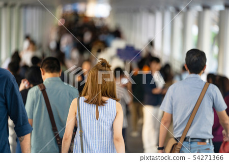 Crowd of anonymous people walking on the city 54271366
