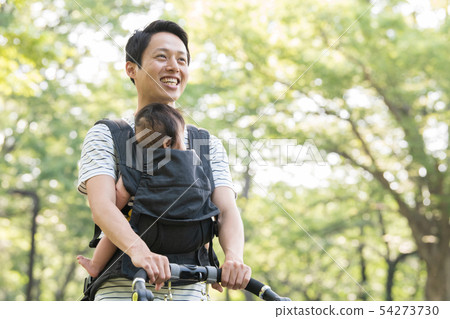 嬰兒和父親公園步行育兒育兒育兒擁抱 嬰兒和父親公園步行育兒育兒育兒擁抱 54273730