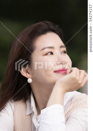 A woman with a happy expression 54274157