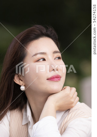 A woman with a chin 54274158