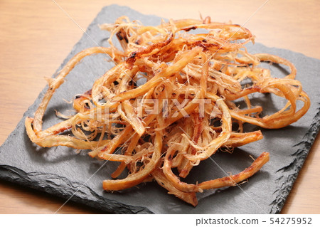 魷魚放在板岩板上。 54275952