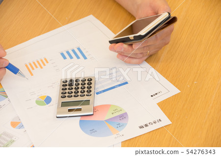Make notes while holding a smartphone Make notes while holding a smartphone 54276343