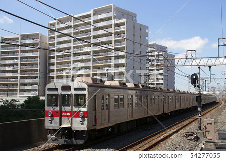 [TS17] Quadruple track: Tokyu 8500 series passing through Matsubara housing complex / Dokkyo University station 54277055