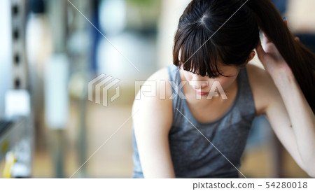 休息的婦女在健身房 休息的婦女在健身房 54280018