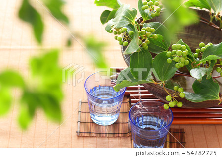 Table arrangement of early summer 54282725