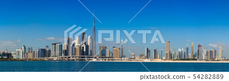 [迪拜城市景觀] Burj Khalifa和都市風景白天全景 54282889