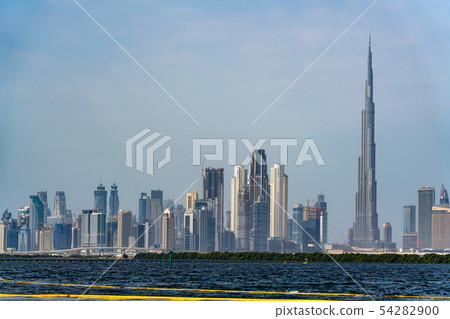 [迪拜城市景觀] Burj Khalifa和都市風景白天全景 54282900