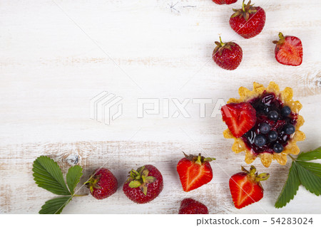 Small berry cake and and strawberries Small berry cake and and strawberries 54283024