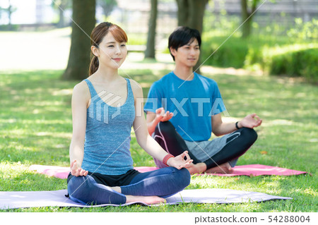 瑜伽夫婦秀麗室外秀麗圖像 54288004