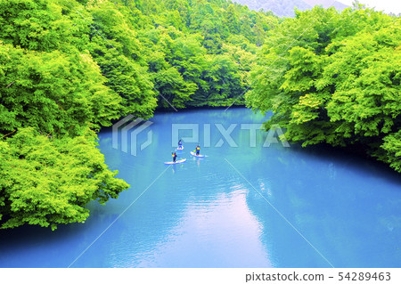 新鮮的綠色四萬十湖和皮划艇1 54289463