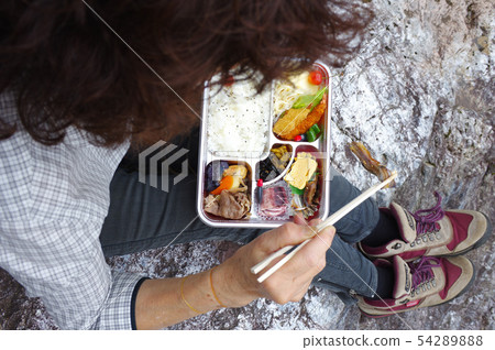 裡面的午餐盒吃在河上 54289888