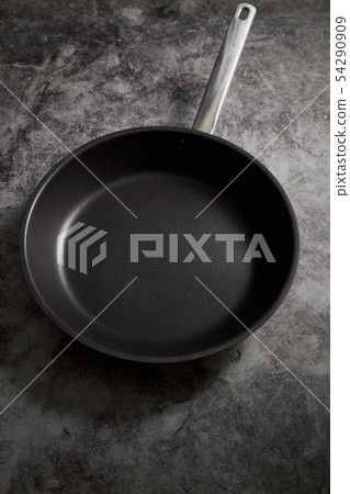 Empty Frying Pan Black ON Dark 54290909