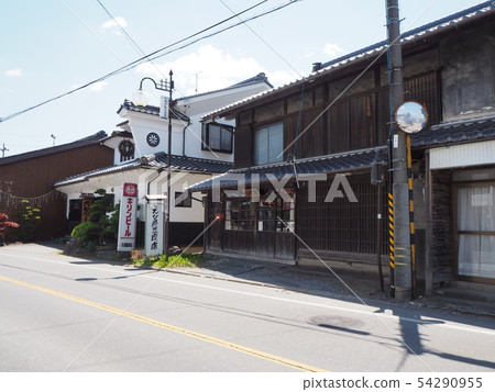 Shiona Tayado, walking along Nakayama Road 54290955