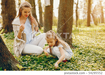 elegant mother with cute daughter 54295552