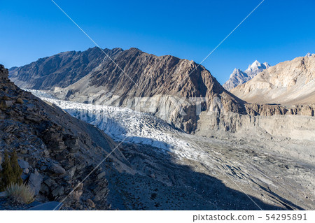 White glacier viewpoint,Pakistan 54295891