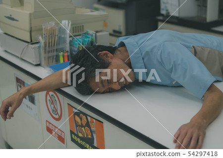 勞累 加班 便利商店 54297418