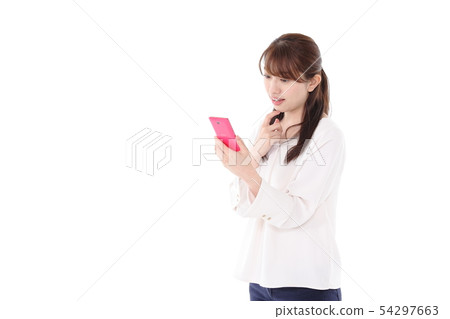 智能手機和一位年輕女士 智能手機和一位年輕女士 54297663