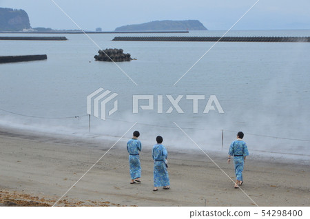 穿著浴衣和浴衣的溫泉穿著沙灘（鹿兒島縣指宿市） 54298400