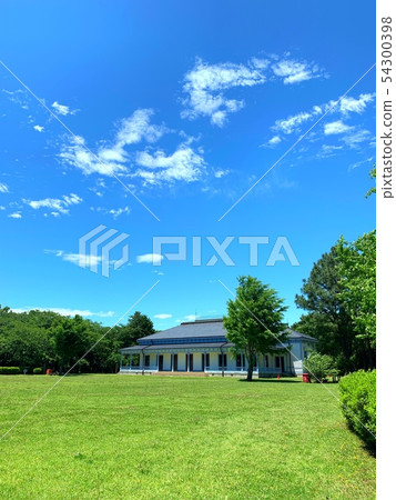 建在草地上的建築物 54300398