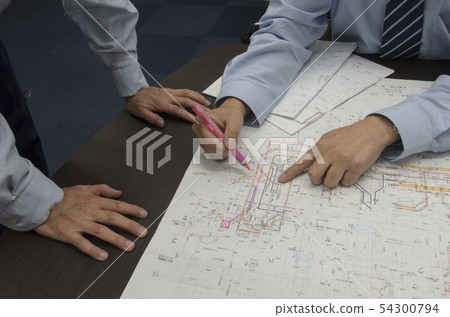 在會議期間展開了建築圖紙 54300794