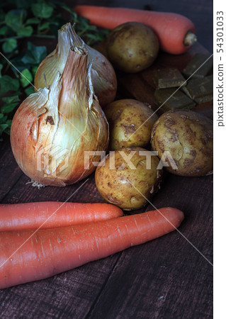 Carrot, onion, potato and curry roux Carrot, onion, potato and curry roux 54301033