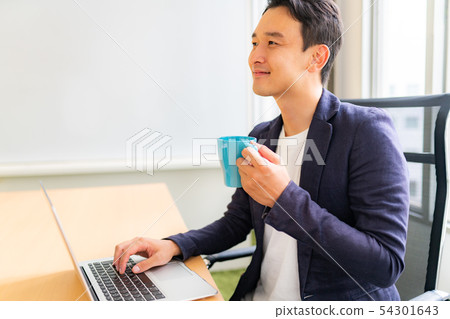 Businessman drinking coffee 54301643
