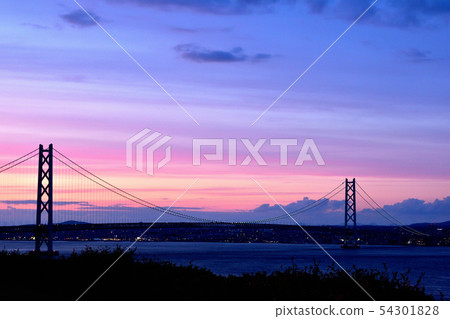 Akashi Kaikyo Bridge at dusk Akashi Kaikyo Bridge at dusk 54301828