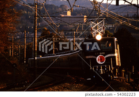 1996江戶第一次日出，EF5861乘用車在東海道線行駛 54302223