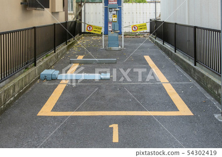 Small parking lot 54302419