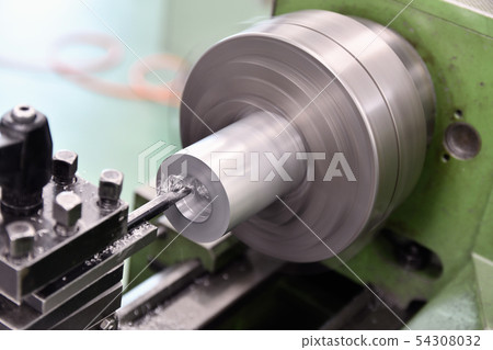 在金屬切削期間的車床 在金屬切削期間的車床 54308032