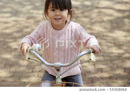 騎自行車的小孩(4歲) 騎自行車的小孩(4歲) 54308068