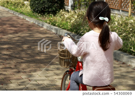騎自行車的小孩(4歲) 騎自行車的小孩(4歲) 54308069