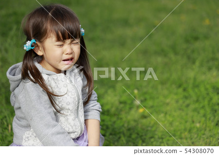 幼兒在草地上哭泣(4歲) 幼兒在草地上哭泣(4歲) 54308070