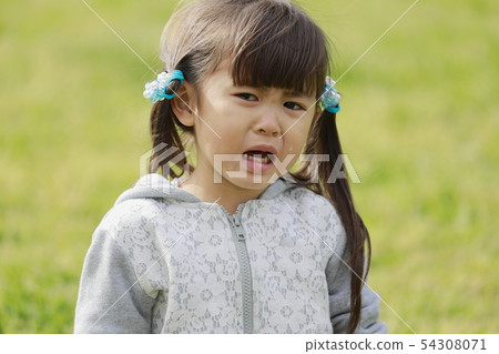 幼兒在草地上哭泣(4歲) 幼兒在草地上哭泣(4歲) 54308071