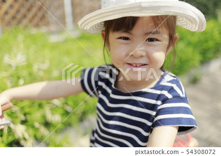 騎自行車的小孩（4歲） 54308072