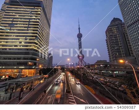 Dusk of Shanghai Pudong Oriental Pearl Tower Shanghai Gold Center Century Avenue Pudong, Shanghai 54309387