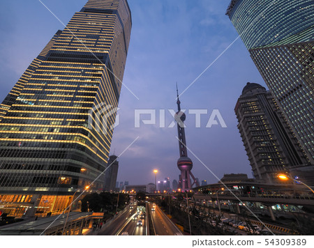 上海浦東東方明珠塔上海黃金中心上海浦東世紀大道黃昏 54309389