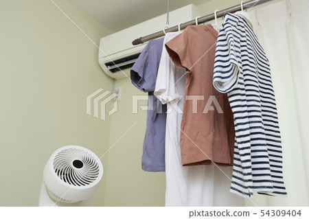 Rainy season (laundering indoor drying air conditioner T-shirt indoor air conditioning wet weather bad weather clothing clothes fashion) 54309404