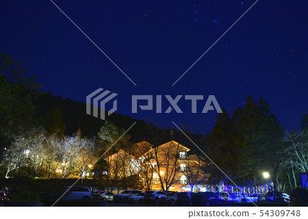 Starry night view and house 54309748