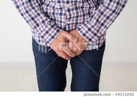 一個拿著褲襠的男人 54311050