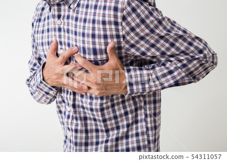 一個男人抱著一個胸部 54311057