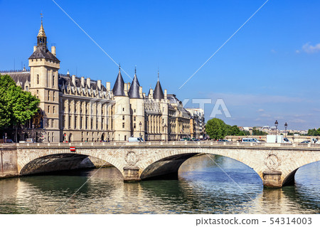 Conciergerie Castle and Bridge of Change. Paris  54314003