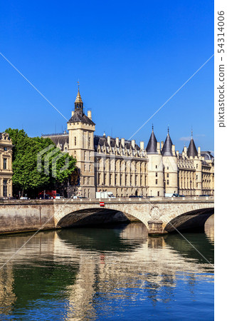 Conciergerie Castle and Bridge of Change. Paris  54314006