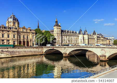 Conciergerie Castle and Bridge of Change. Paris Conciergerie Castle and Bridge of Change. Paris 54314007