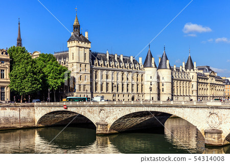 Conciergerie Castle and Bridge of Change. Paris Conciergerie Castle and Bridge of Change. Paris 54314008